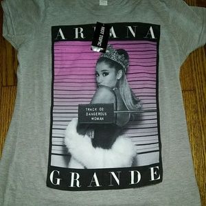 Ariana grande hot topic tee shirt size XS new!!